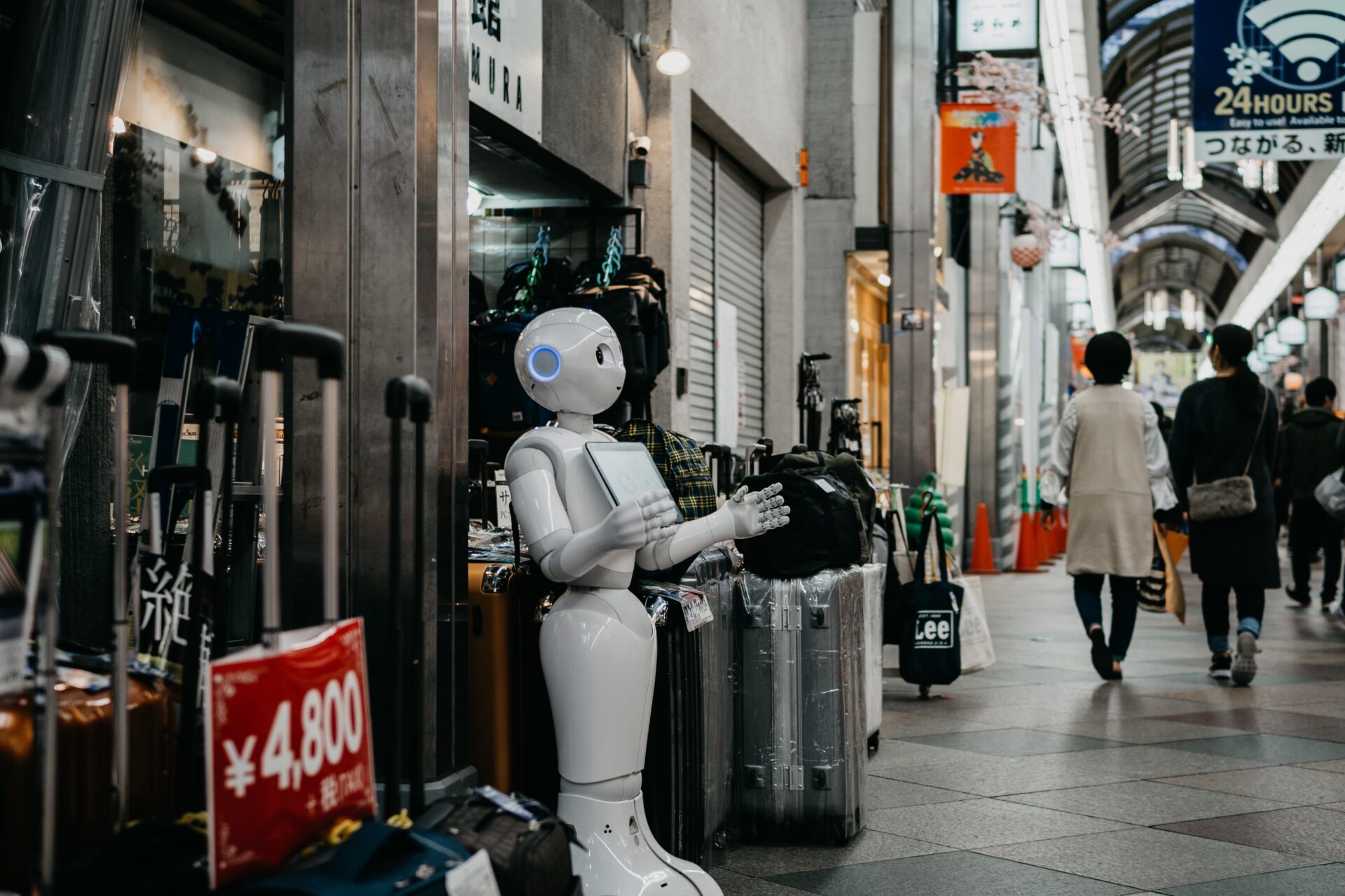 Discover the key differences between computers and robots in this comprehensive guide. Learn about their unique features and capabilities and how they impact our daily lives.